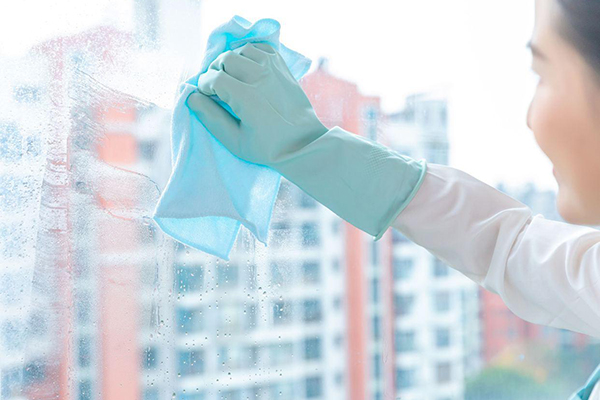 北京舒特通州保潔:北方冬天擦玻璃不結(jié)冰、沒(méi)水痕,就按這法子來(lái) 舒特通州會(huì)所日常保潔